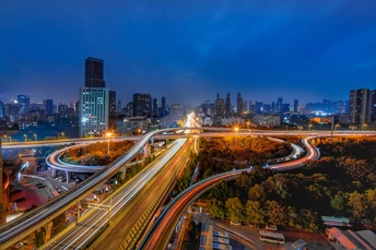 夜晚的城市天际线 高速公路上交通稀少