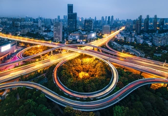 夜间交通繁忙的高速公路