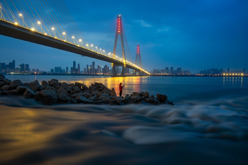 一座以城市为背景的水上大桥