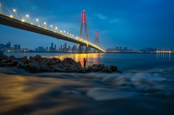 一座以城市为背景的水上大桥