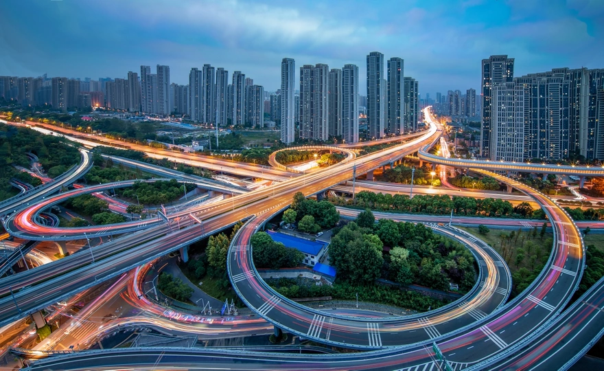 夜间城市高速公路上的轻度交通