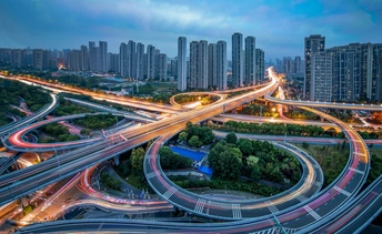 夜间城市高速公路上的轻度交通