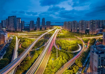 夜间高速公路上交通稀少的城市