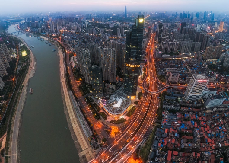 夜晚俯瞰一座有高楼大厦和河流的大城市