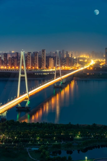 夜晚在河上的一座长桥 背景是满月