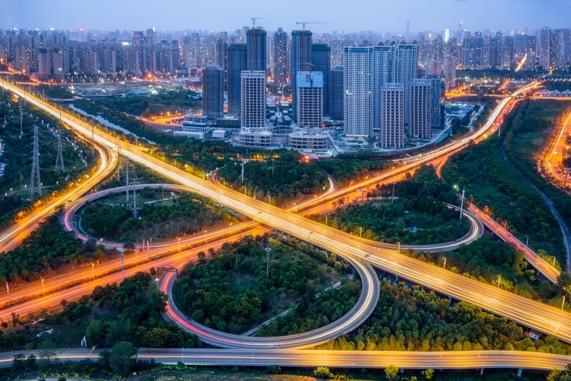 夜晚交通稀少的城市景色