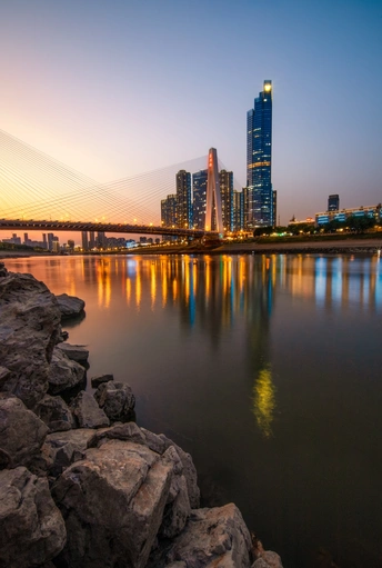 日落时分的城市 天际线中有摩天大楼、桥梁和其他建筑