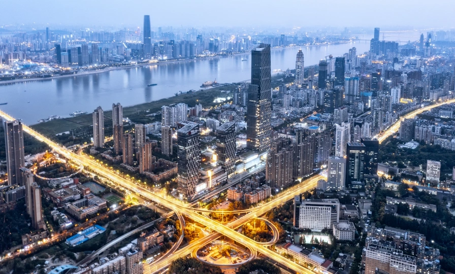 晚上俯瞰香港市 天际线有摩天大楼和其他建筑的灯光