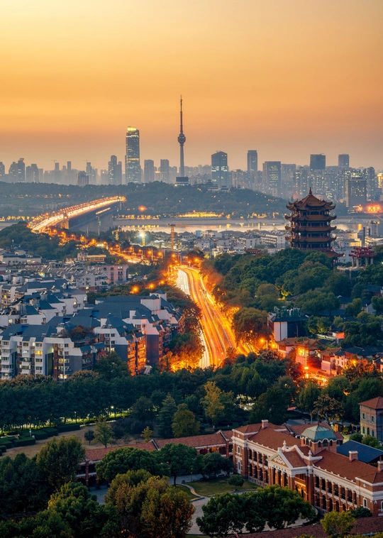 城市黄昏或日落时的景象