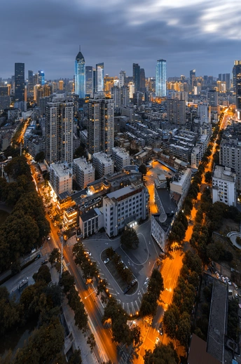 夜晚的城市 天际线被点亮了。