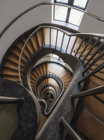 俯视一座建筑中的螺旋楼梯