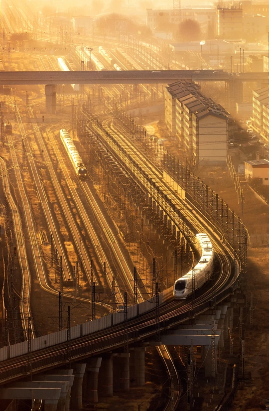 一辆行驶在靠近城市的铁路轨道上的火车