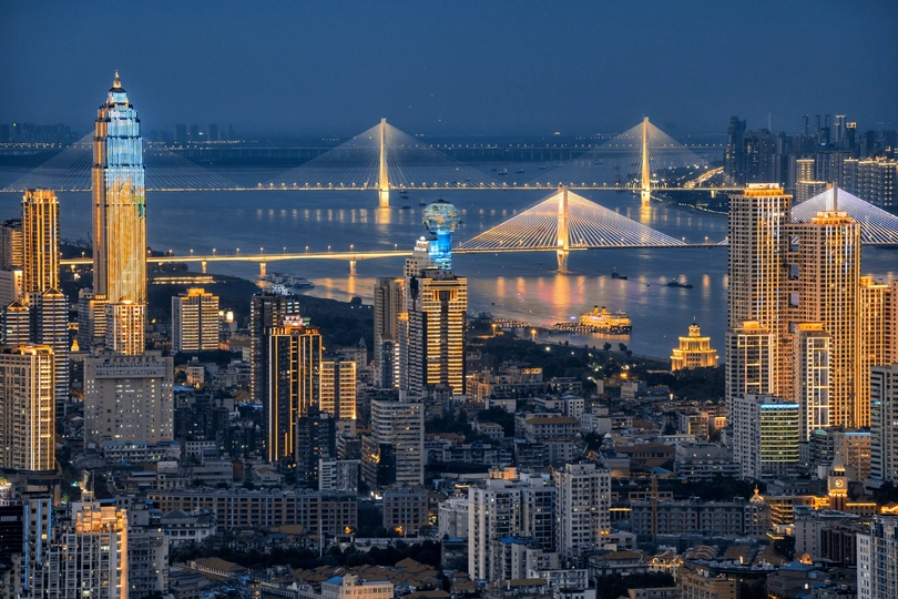 夜晚的城市景观 背景中有桥