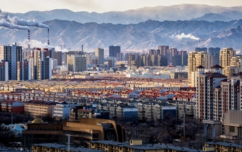 城市全景 背景为山脉