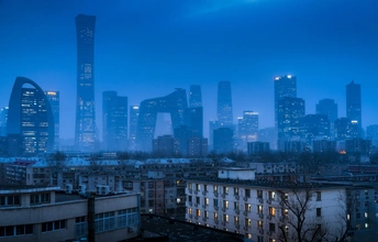 夜幕下城市照片 背景是摩天大楼 前景是雾气