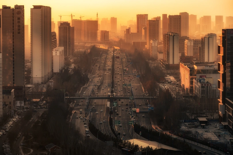 夕阳下的城市 交通繁忙 高楼林立