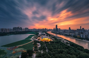 城市中的日落 前景中有河流