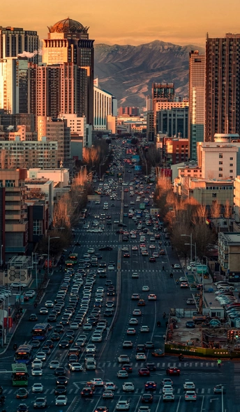 夕阳下 一辆汽车和建筑物充满的山城市街道