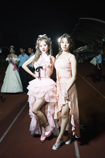 女性穿着裙子在一场活动中摆姿势