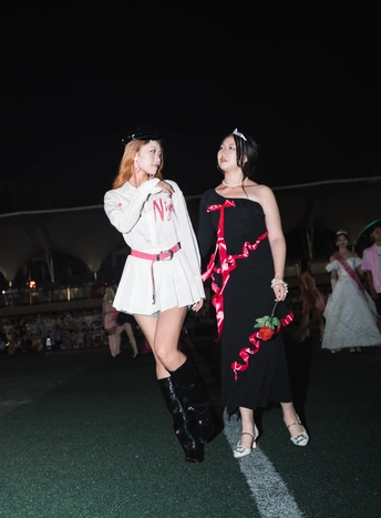 一个穿着连衣裙的女人走过一片田野