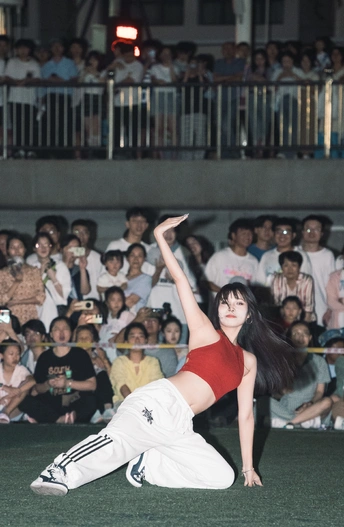 一个人在人群前表演 人群中有许多人观看。