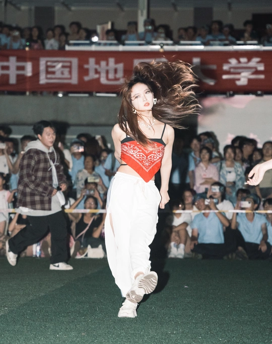 一位年轻女子在一场表演中 在观众面前跳舞。