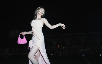 穿白色连衣裙的模特拿着粉色钱包