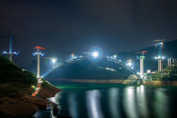 挑灯夜战龙滩特大桥