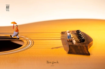 一个撑着雨伞弹吉他的男人