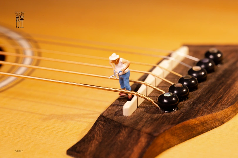 一把微型吉他 桥上有人 黑色琴弦