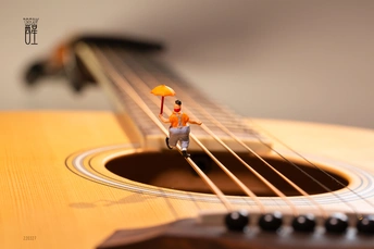 吉他上的橙色小雕像