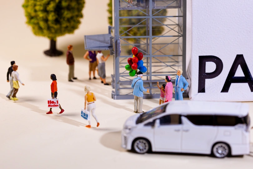 人物figurines 一辆白色汽车和一块标志