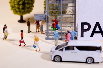 人物figurines 一辆白色汽车和一块标志