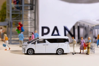 人物figurines 一辆小汽车和一辆公共汽车