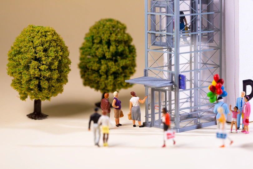 一群人站在一栋建筑旁边