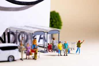 一批人站在一辆公交车旁边