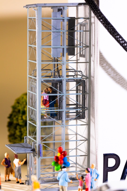 一组站立在钟楼旁边的 figurines