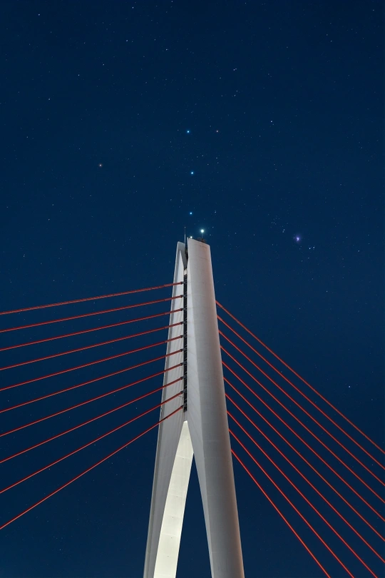 夜晚的新吊桥塔 星空在天上。