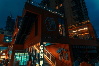 城市中的一栋大型建筑夜晚被点亮了。