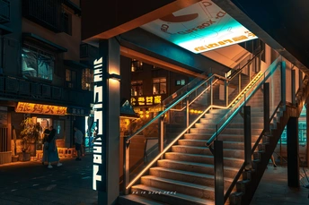 一些楼梯和夜晚街道上的人们