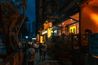 晚上在城市的人行道上行走的人们