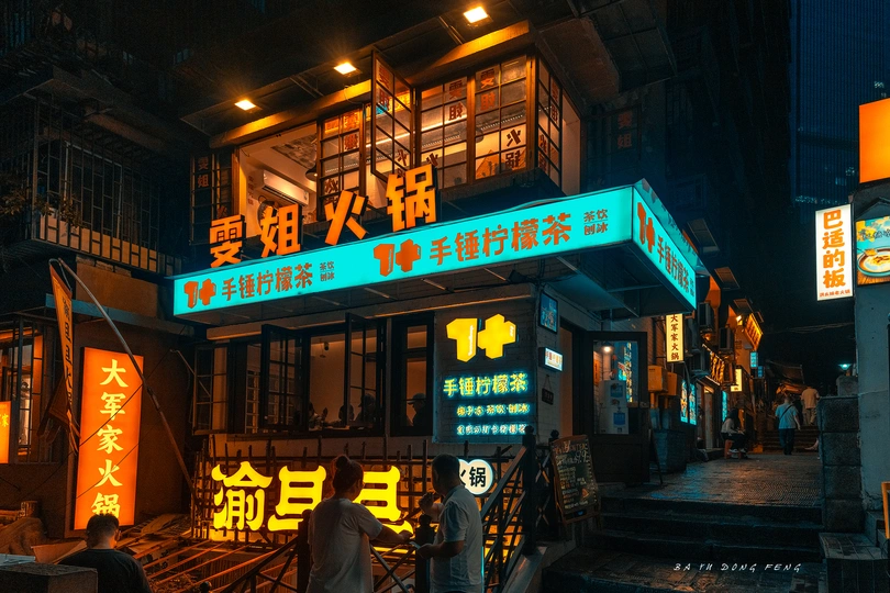 夜晚繁忙的街道 人们和霓虹灯