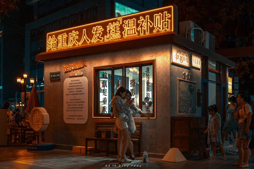 一些人站在一个小型建筑物外面晚上