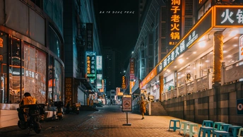 夜晚的城市街道 建筑物上有标志