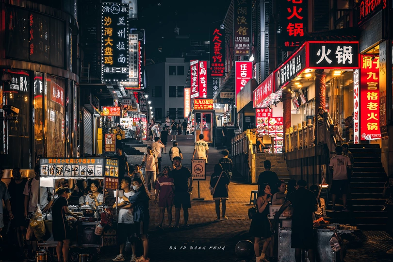 晚上亚洲城市街道上行走的人们