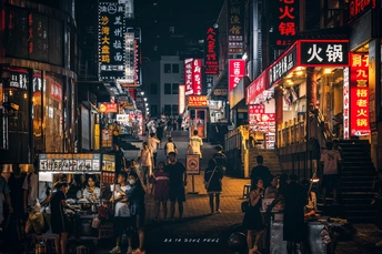 晚上亚洲城市街道上行走的人们