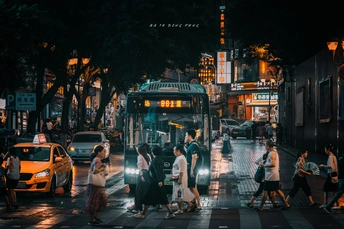 晚上穿越人行横道的城市行人