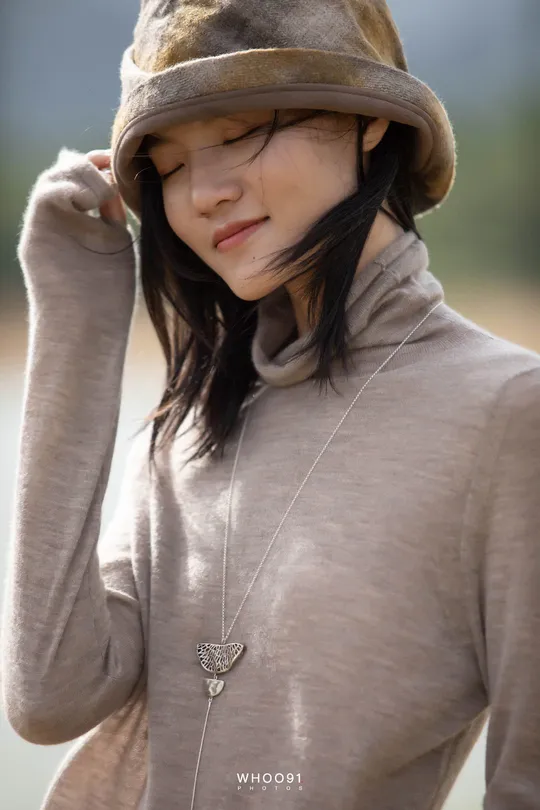 一个戴帽子和连帽衫的年轻女子