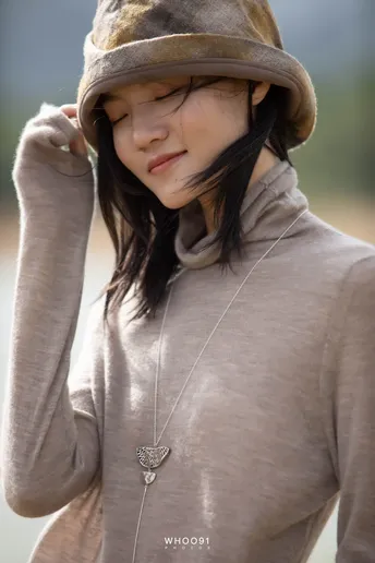 一个戴帽子和连帽衫的年轻女子