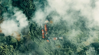 云雾缭绕的森林 aerial photo